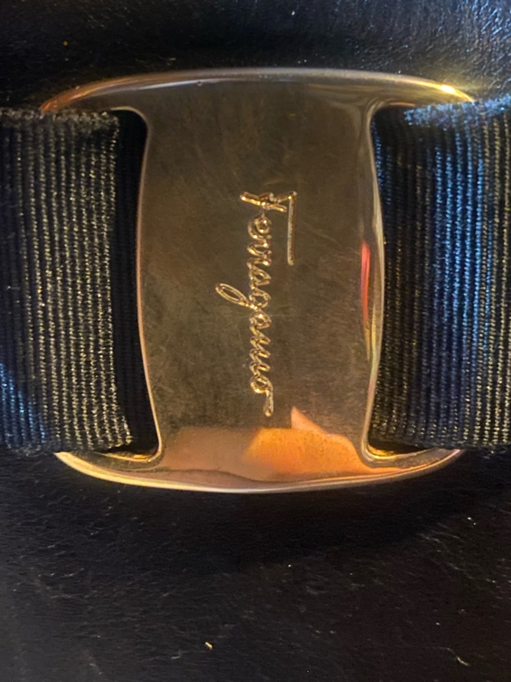 ✨ (VTG) SALVATORE FERRAGAMO- VERA BOW TOTE W/ Dust Bag 💼 - Picture 4 of 15